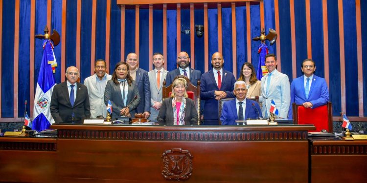 Alexis Victoria coordina recibimiento de delegación de senadores de Massachusetts en el Senado