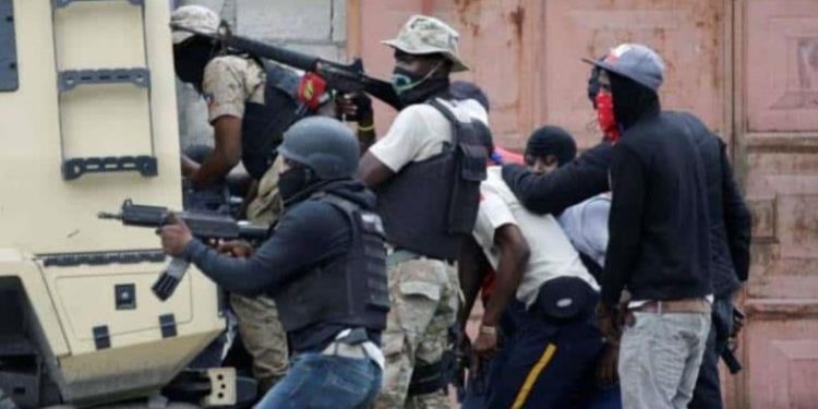 Policía haitiana golpea banda en su bastión y recupera áreas
