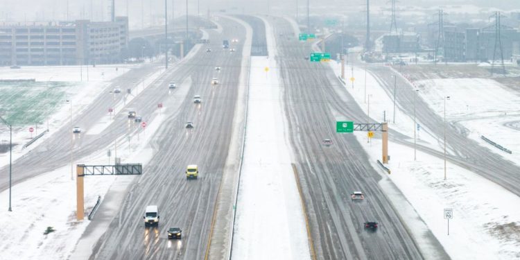 Mayor tormenta invernal en años paraliza el sur de EEUU