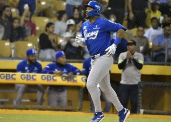 Tigres del Licey blanquea a las Águilas; Escogido se la aplica las Estrellas