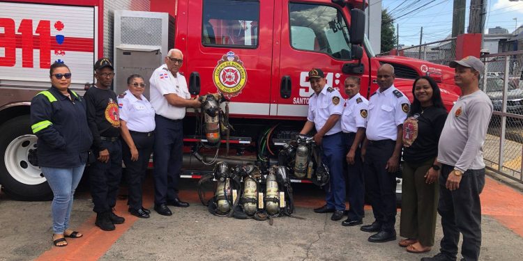 Cuerpo de Bomberos de El Factor recibe donación de equipos de respiración autónoma