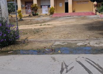 Exigen intervención urgente por filtración de aguas negras en escuela de Río San Juan