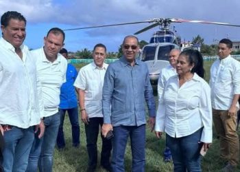 Ministro de Obras Públicas supervisa carreteras en Río San Juan; comunitarios reclaman terminación de proyectos viales