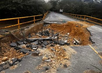 Comunitarios exigen reparación de puente colapsado en El Drago, Arroyo al Medio