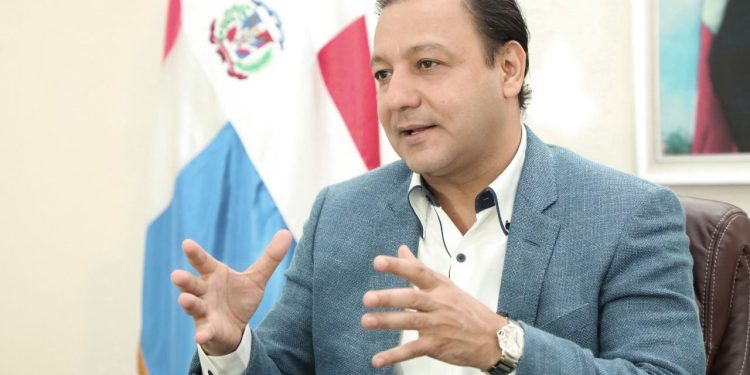 Abel Martínez propone medidas para frenar el flujo de migrantes haitianos indocumentados en RD