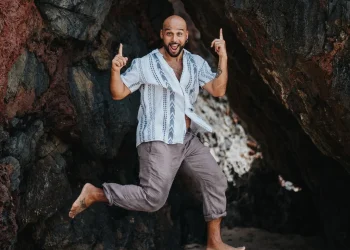 Artista chileno David Deflores se promueve en RD con “Agüita de Coco”