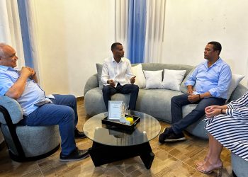 Víctor D’Aza visita El Factor y reafirma su respaldo al alcalde Oscar Pablo Sánchez tras incidente policial
