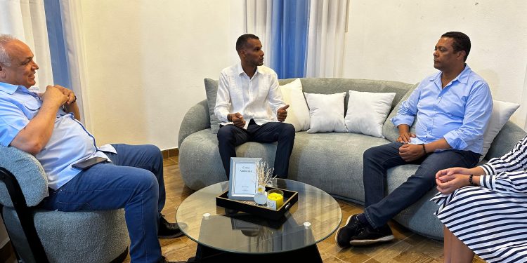 Víctor D’Aza visita El Factor y reafirma su respaldo al alcalde Oscar Pablo Sánchez tras incidente policial