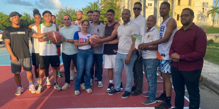Ayuntamiento de Nagua entrega remozada cancha 3×3 en Las 40