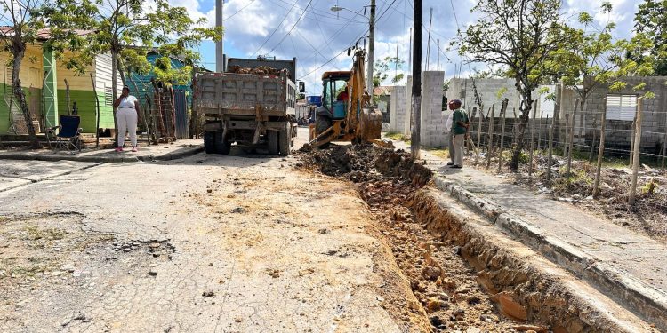 Alcaldía de El Factor continúa trabajos de bacheo en principales calles del municipio