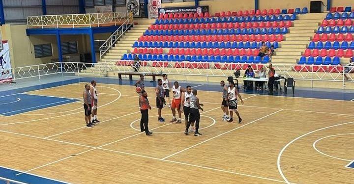 Baloncesto Añejo de María Trinidad Sánchez entra en su segunda fase con una reñida lucha por la clasificación