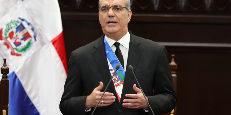 Abinader asegura pobreza se redujo en 4.02 puntos porcentuales, pasando del 23% al 18.98% anual entre 2023 y 2024
