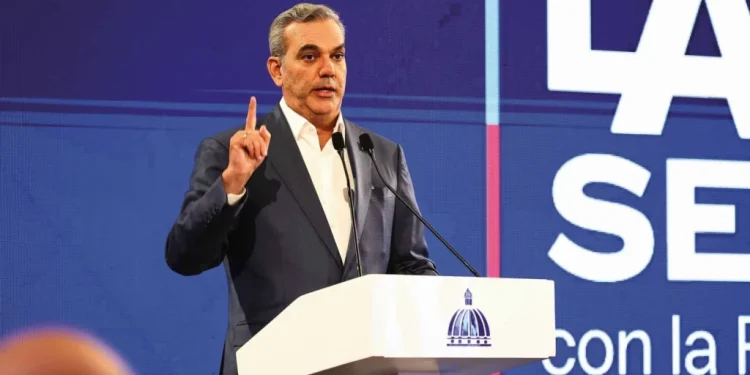 Presidente Abinader reitera propuesta de aumento salarial del 20 % y afirma que la economía lo soporta