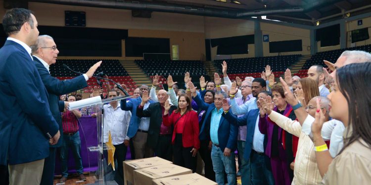 Danilo Medina juramenta a nuevos titulares de secretarías del PLD en un acto de renovación partidaria