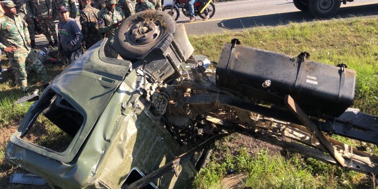 Dos militares fallecen y varios resultan heridos en accidente en autopista Duarte