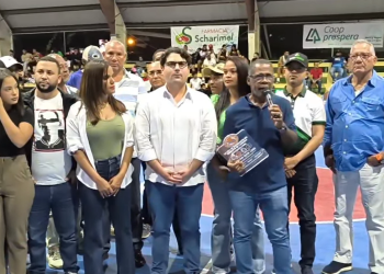 Hostos Rizik es reconocido por su apoyo al baloncesto superior en Cabrera