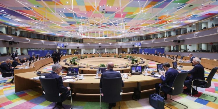 Unión Europea acuerda un plan para el rearme; apoya a Ucrania