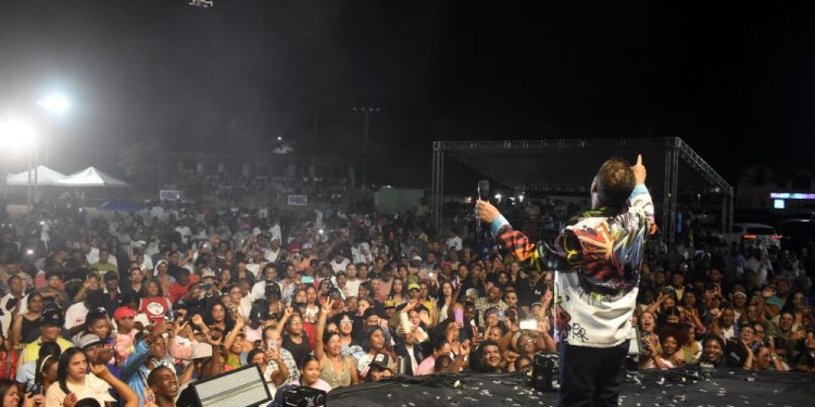 Héctor Acosta «El Torito» regresa a los escenarios con emotivo concierto en Higüey
