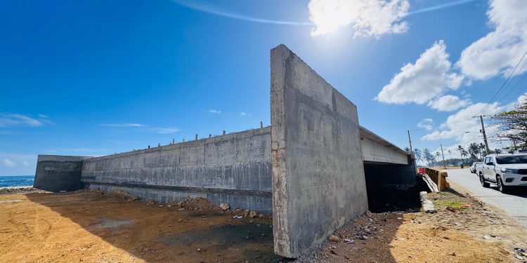 Avanza construcción de la vía del malecón de Nagua; en fase final puentes y obras de protección costera