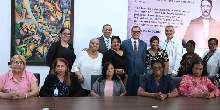 Gobierno anuncia aumento del 30 % al salario de las trabajadoras del hogar a partir del 1 de mayo