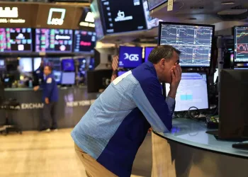 Mercados mundiales se desploman tras escalada arancelaria entre Estados Unidos y China
