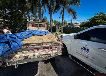 Camión cargado de arena extraída ilegalmente es retenido por Medio Ambiente en Nagua