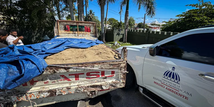 Camión cargado de arena extraída ilegalmente es retenido por Medio Ambiente en Nagua