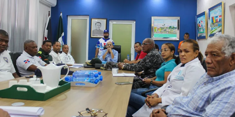 Alcalde Junior Peralta encabeza reunión para coordinar operativo de Semana Santa en Nagua