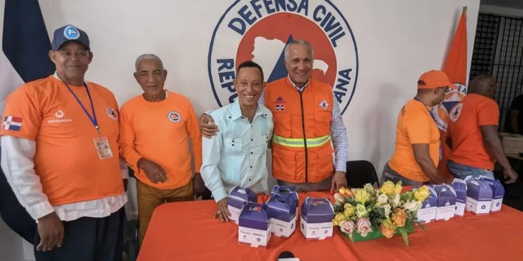 Salud Pública entrega botiquines de primeros auxilios a Defensa Civil de Nagua para operativo de SS 2025