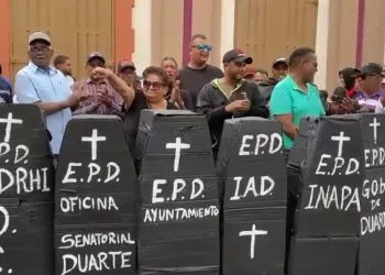 Movimiento Popular realiza “entierro popular” de instituciones estatales en San Francisco de Macorís