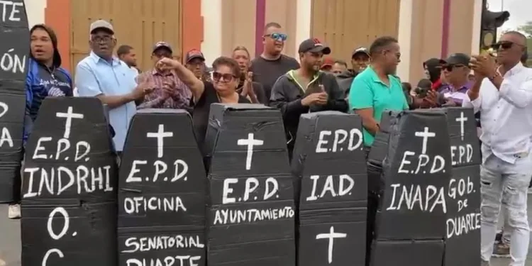 Movimiento Popular realiza “entierro popular” de instituciones estatales en San Francisco de Macorís