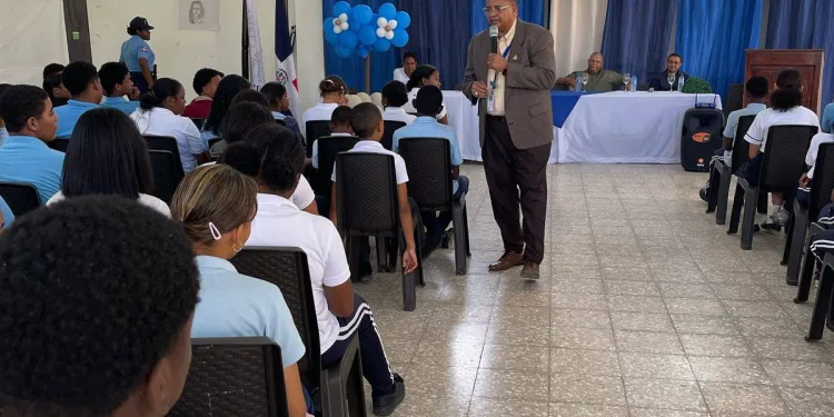 Procurador de NNA imparte charla sobre delitos y abusos infantiles en el Politécnico Manuel Salomé Taveras
