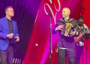 El Prodigio y Alex Bueno relanzan «Esa Mujer» en una vibrante versión típica