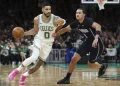 Derrick White lidera a Boston con 30 puntos en victoria sobre Orlando en el Juego 1; Tatum asusta con caída