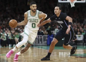 Derrick White lidera a Boston con 30 puntos en victoria sobre Orlando en el Juego 1; Tatum asusta con caída