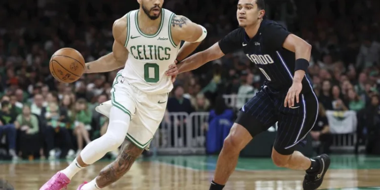 Derrick White lidera a Boston con 30 puntos en victoria sobre Orlando en el Juego 1; Tatum asusta con caída