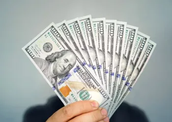 Tasa del dólar experimenta variaciones entre bancos y registra depreciación acumulada de 2.2%