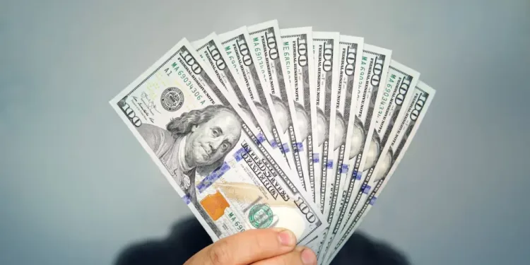 Tasa del dólar experimenta variaciones entre bancos y registra depreciación acumulada de 2.2%