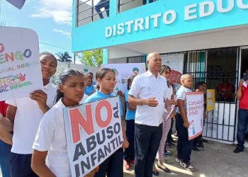 Estudiantes de la Escuela Consuelo Paredes promueven campaña de prevención del abuso infantil en El Factor