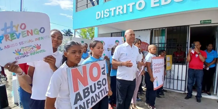 Estudiantes de la Escuela Consuelo Paredes promueven campaña de prevención del abuso infantil en El Factor