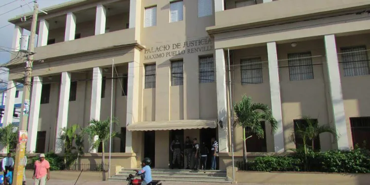 Condenan a 15 años de prisión a hombre por incesto contra su hijo menor en San Cristóbal