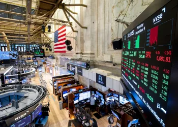 Mercados bursátiles de EE.UU. reaccionan positivamente tras anuncio de Trump sobre aranceles