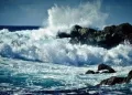 COE prohíbe uso de playas y deportes acuáticos desde María Trinidad Sánchez hasta Montecristi por oleaje peligroso