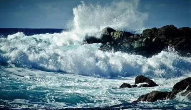 COE prohíbe uso de playas y deportes acuáticos desde María Trinidad Sánchez hasta Montecristi por oleaje peligroso