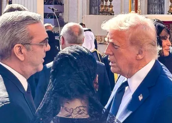 Presidente Abinader y Donald Trump conversan brevemente durante ceremonial dedicado al papa Francisco