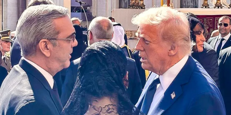 Presidente Abinader y Donald Trump conversan brevemente durante ceremonial dedicado al papa Francisco
