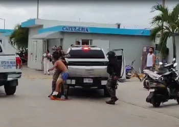 Tres heridos durante enfrentamiento entre jóvenes y agentes policiales en sector Río Mar de Nagua