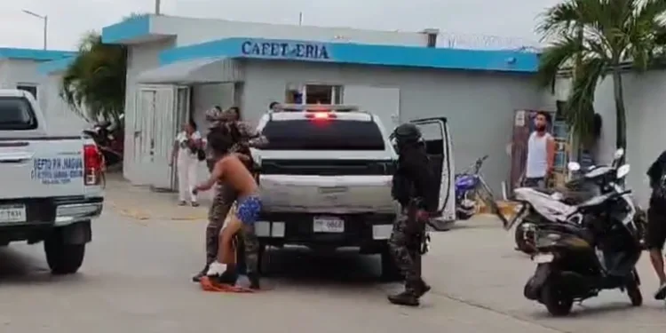 Tres heridos durante enfrentamiento entre jóvenes y agentes policiales en sector Río Mar de Nagua