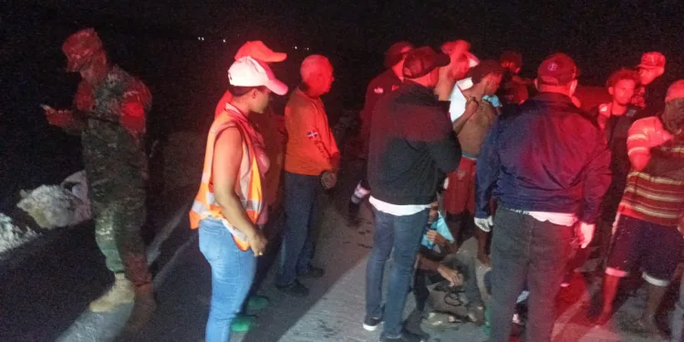 Embarcación pesquera de Río San Juan sosobra en altamar; 10 de sus 17 tripulantes han sido rescatados