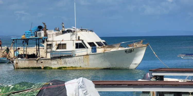 16 de 17 tripulantes han sido rescatados y uno continúa desaparecido; Embarcación semihundida en Río San Juan